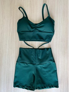 Conjunto top franzido/short com detalhe de corda no cós