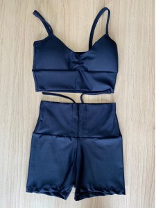 Conjunto top franzido/short com detalhe de corda no cós